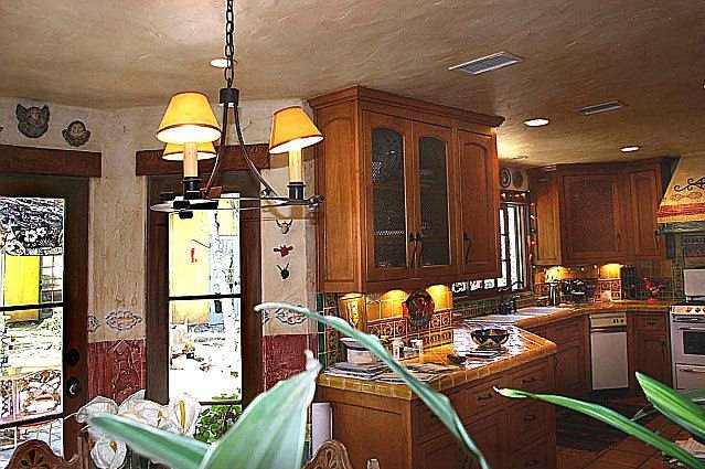 https://www.finecraftsimports.com/Mexican_home_decor_projects/mexican_tile_kitchens/kitchen_talavera_tile_accents.jpg